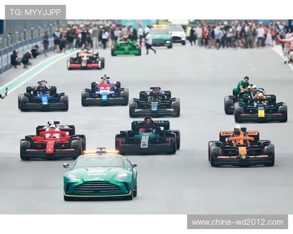 F1赛季最新动态:红牛车队霸主地位稳固 迈凯伦与梅赛德斯激烈追逐 F1赛季最新动态:红牛车队霸主地位稳固 迈凯伦与梅赛德斯激烈追逐